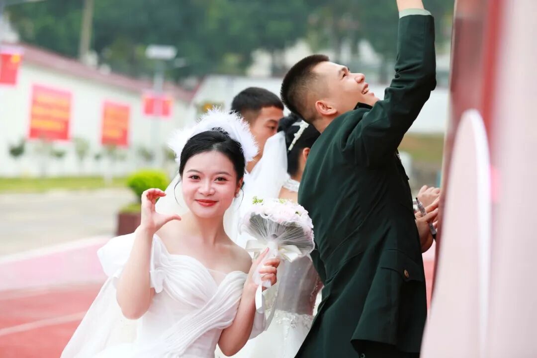 与祖国同庆,共赏迷彩与婚纱的浪漫交织:集体婚礼见证爱的誓言与军营情怀