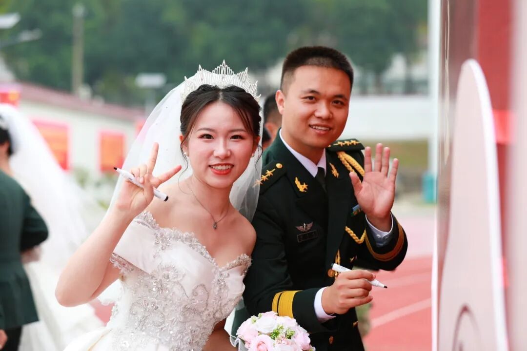 与祖国同庆,共赏迷彩与婚纱的浪漫交织:集体婚礼见证爱的誓言与军营情怀