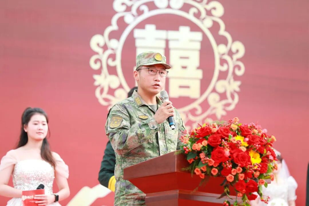 与祖国同庆,共赏迷彩与婚纱的浪漫交织:集体婚礼见证爱的誓言与军营情怀