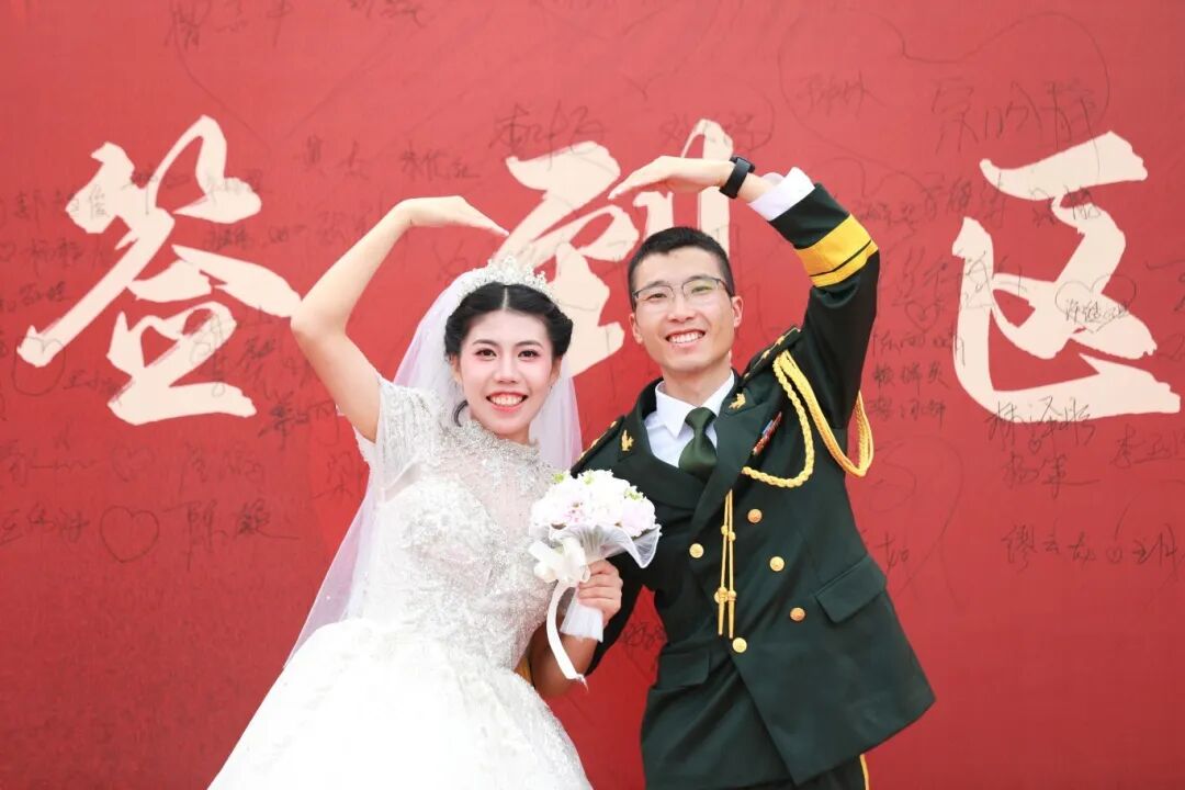 与祖国同庆,共赏迷彩与婚纱的浪漫交织:集体婚礼见证爱的誓言与军营情怀
