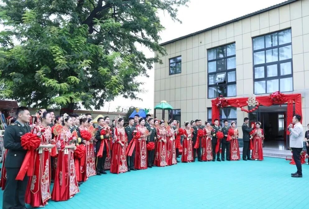 与祖国同庆,共赏迷彩与婚纱的浪漫交织:集体婚礼见证爱的誓言与军营情怀