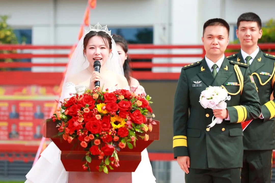 与祖国同庆,共赏迷彩与婚纱的浪漫交织:集体婚礼见证爱的誓言与军营情怀