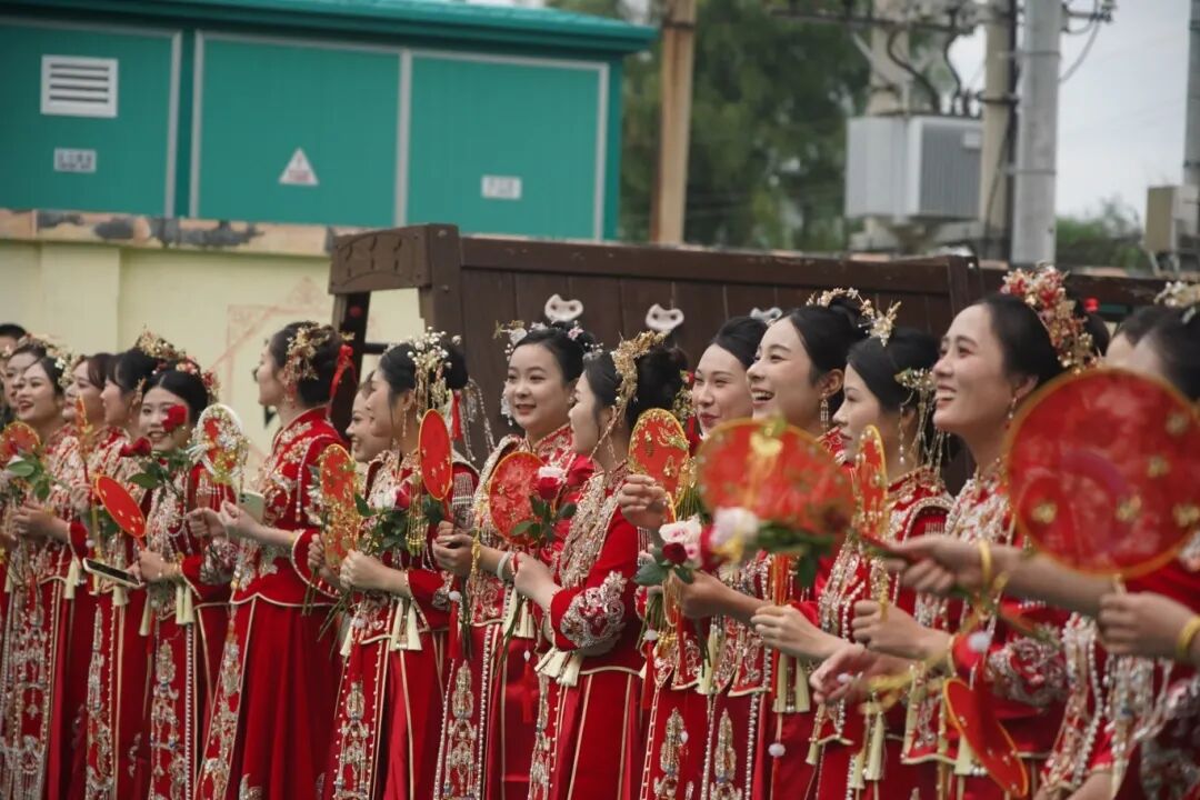 与祖国同庆,共赏迷彩与婚纱的浪漫交织:集体婚礼见证爱的誓言与军营情怀