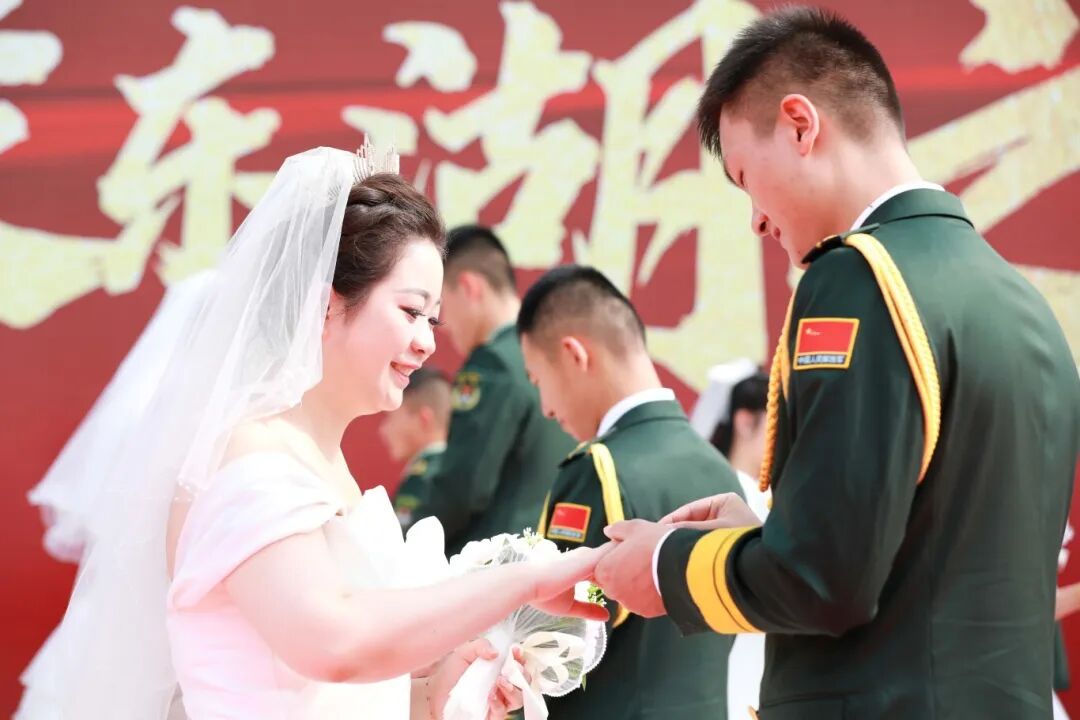 与祖国同庆,共赏迷彩与婚纱的浪漫交织:集体婚礼见证爱的誓言与军营情怀