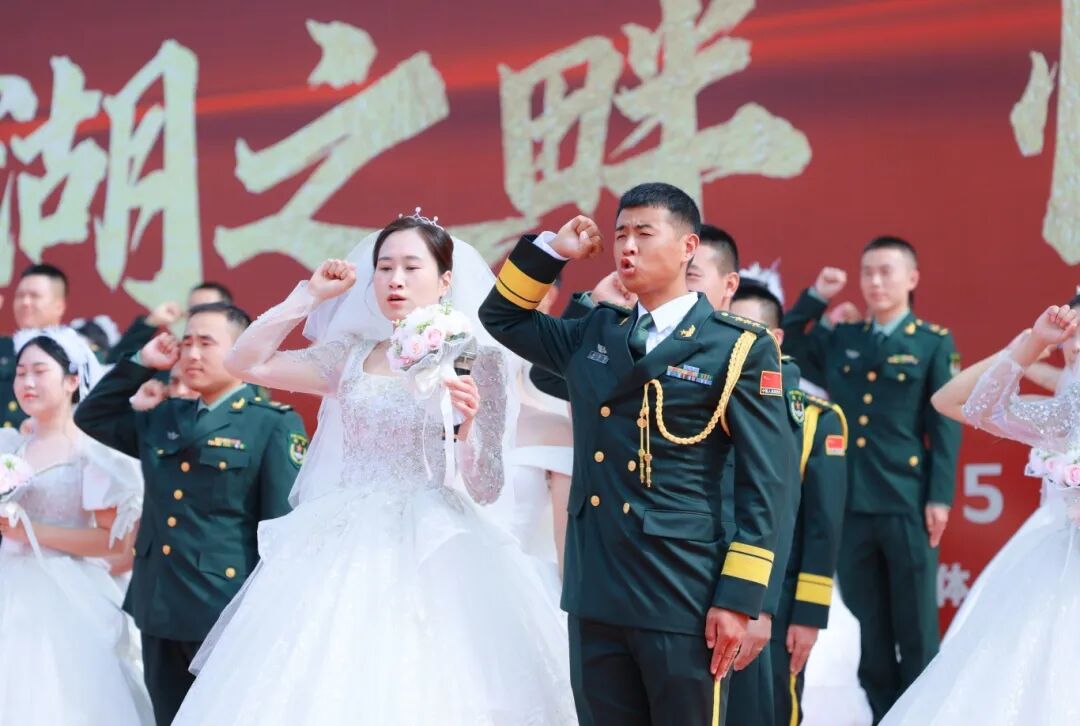 与祖国同庆,共赏迷彩与婚纱的浪漫交织:集体婚礼见证爱的誓言与军营情怀