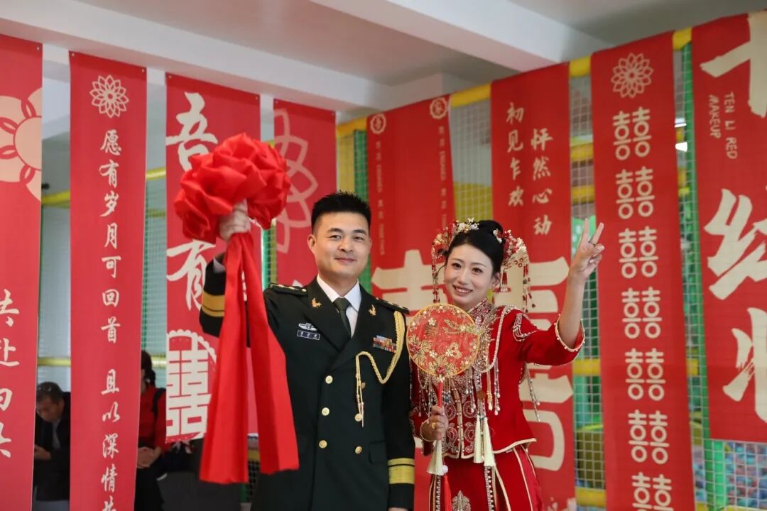 与祖国同庆,共赏迷彩与婚纱的浪漫交织:集体婚礼见证爱的誓言与军营情怀