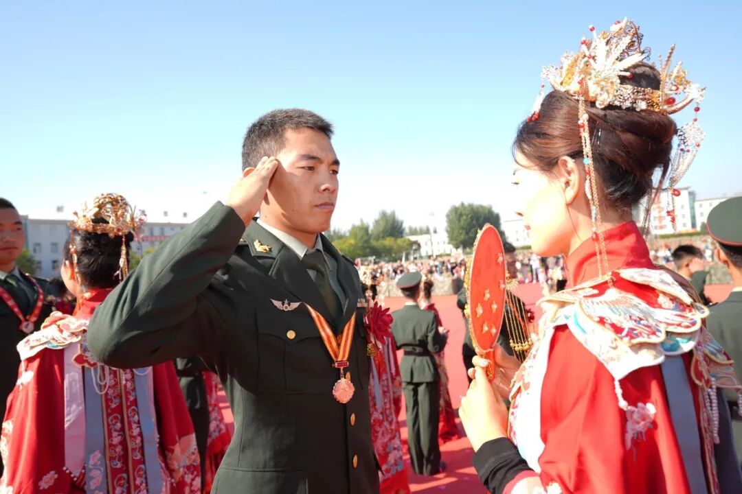 与祖国同庆,共赏迷彩与婚纱的浪漫交织:集体婚礼见证爱的誓言与军营情怀