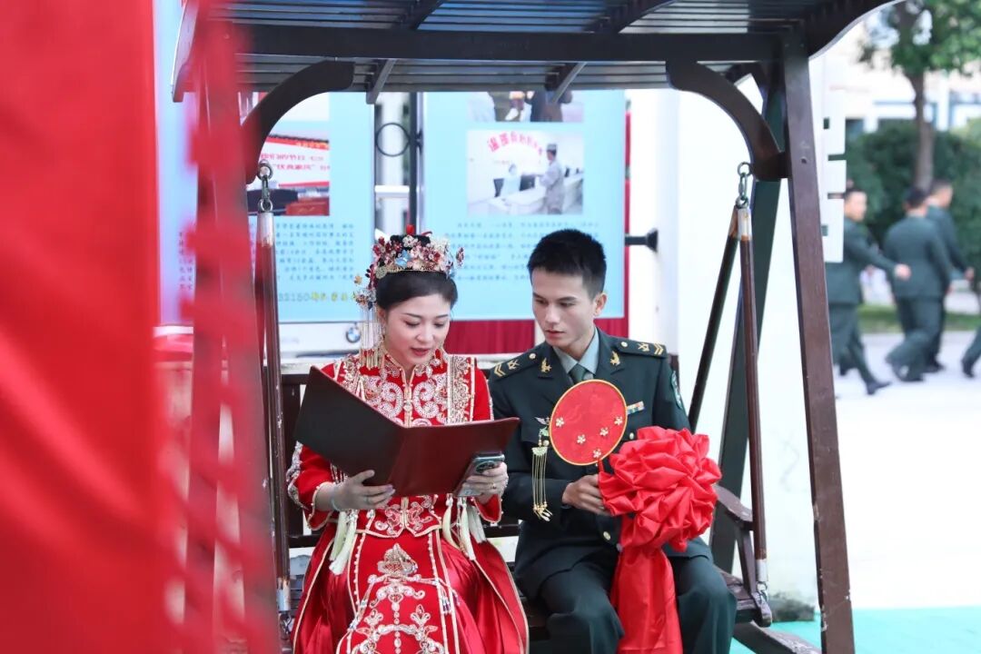 与祖国同庆,共赏迷彩与婚纱的浪漫交织:集体婚礼见证爱的誓言与军营情怀