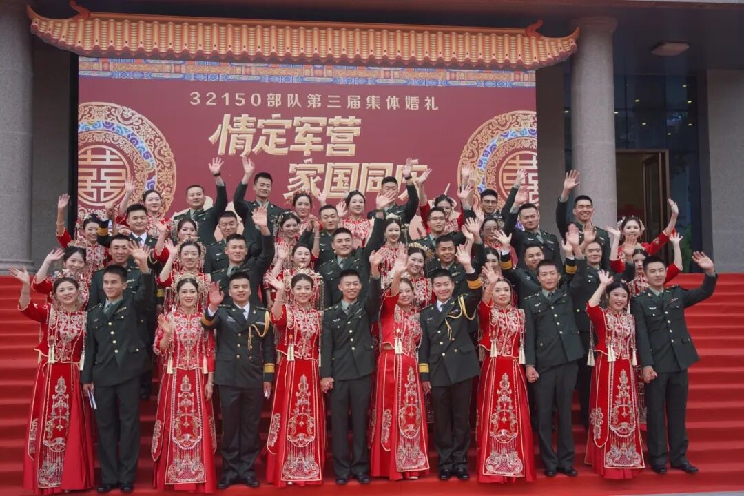 与祖国同庆,共赏迷彩与婚纱的浪漫交织:集体婚礼见证爱的誓言与军营情怀