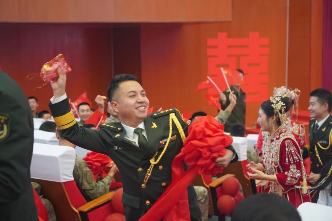 与祖国同庆,共赏迷彩与婚纱的浪漫交织:集体婚礼见证爱的誓言与军营情怀