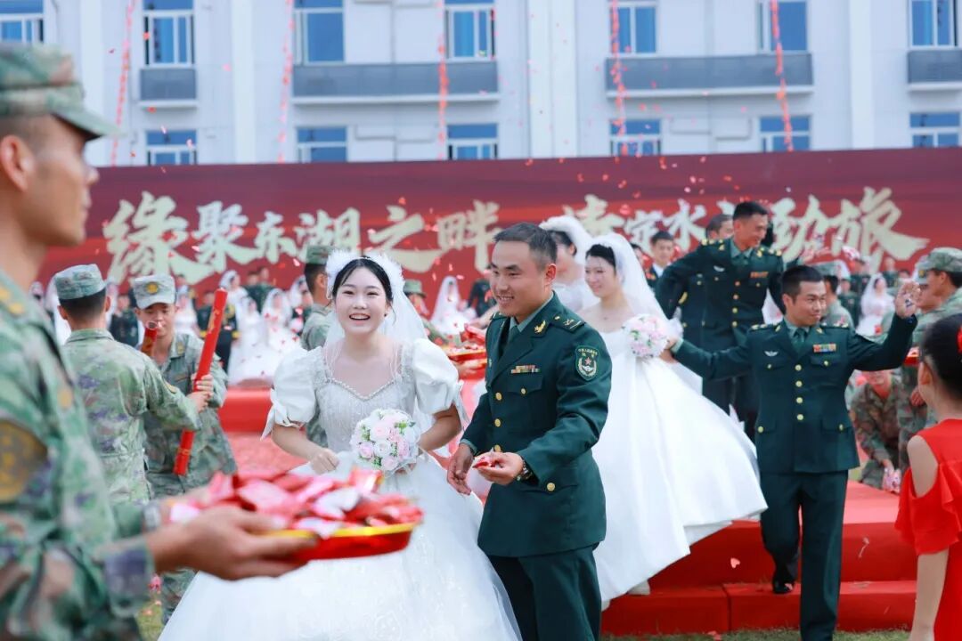 与祖国同庆,共赏迷彩与婚纱的浪漫交织:集体婚礼见证爱的誓言与军营情怀