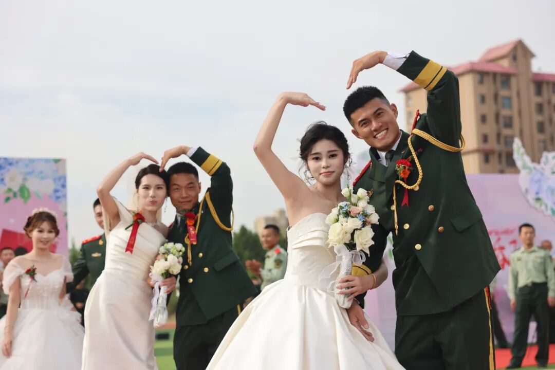 与祖国同庆,共赏迷彩与婚纱的浪漫交织:集体婚礼见证爱的誓言与军营情怀