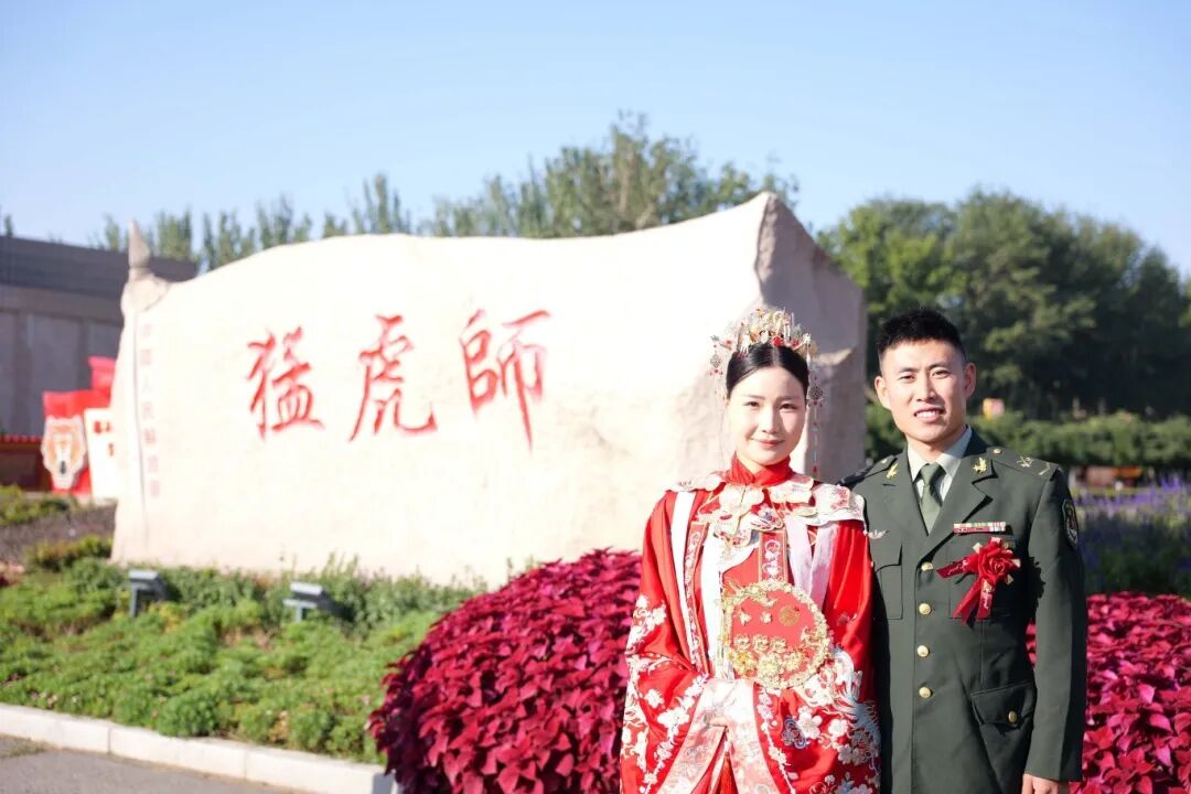 与祖国同庆,共赏迷彩与婚纱的浪漫交织:集体婚礼见证爱的誓言与军营情怀