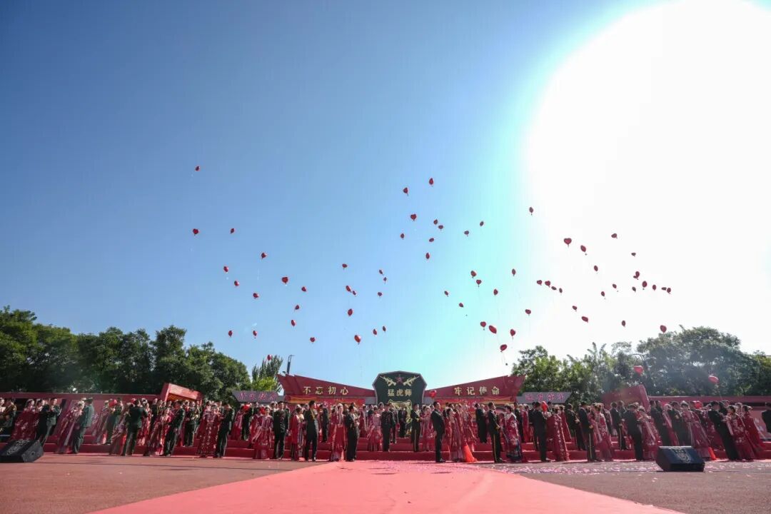 与祖国同庆,共赏迷彩与婚纱的浪漫交织:集体婚礼见证爱的誓言与军营情怀