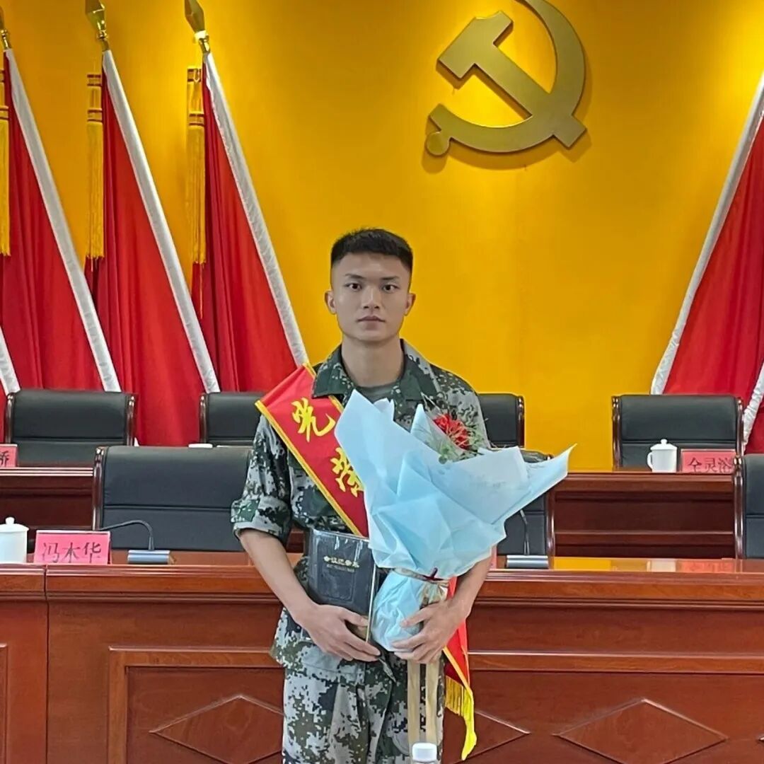 惊人!退役不到一个月,他再次选择重新入伍,成为军队的一员!