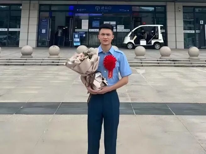 惊人!退役不到一个月,他再次选择重新入伍,成为军队的一员!