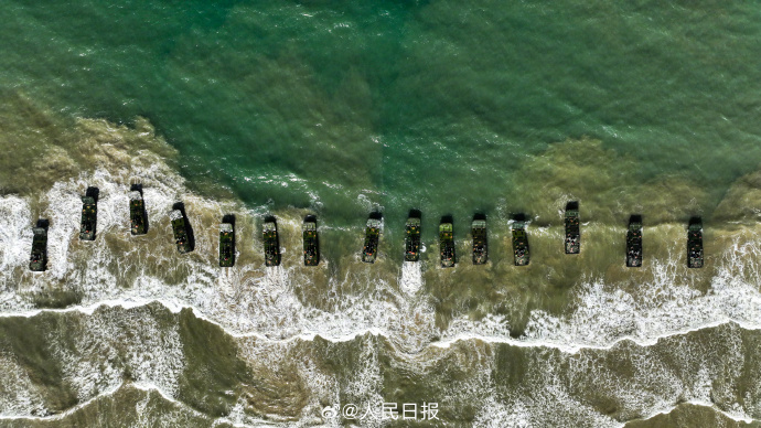 东部战区陆军某旅进行装甲部队海上驾驶技能训练活动 东部战区陆军某旅进行装甲部队海上驾驶技能训练活动