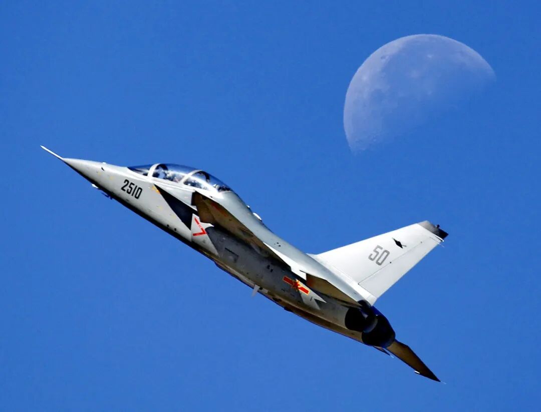 浪漫与力量的交融!当“战鹰”在明月下翱翔展示硬核魅力