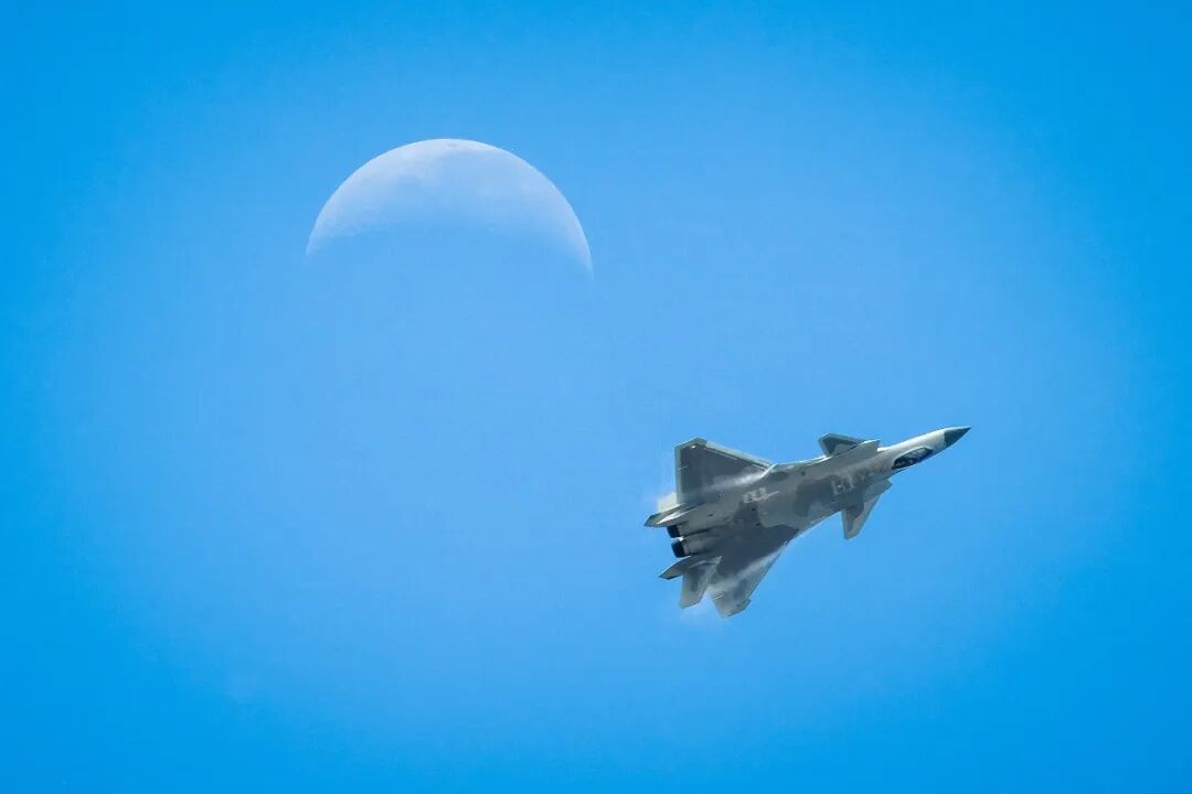 浪漫与力量的交融!当“战鹰”在明月下翱翔展示硬核魅力 浪漫与力量的交融!当“战鹰”在明月下翱翔展示硬核魅力