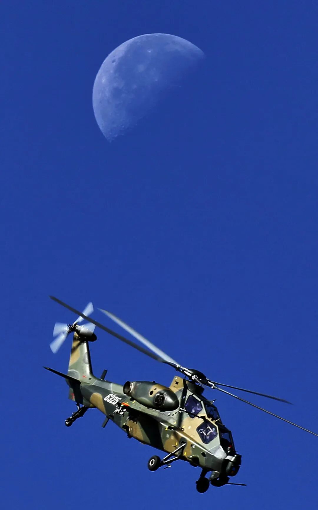 浪漫与力量的交融!当“战鹰”在明月下翱翔展示硬核魅力