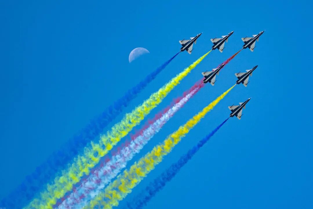 浪漫与力量的交融!当“战鹰”在明月下翱翔展示硬核魅力