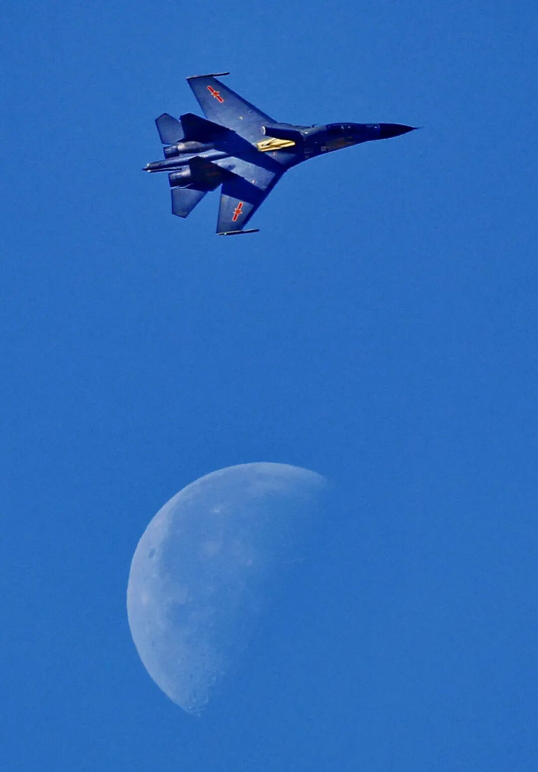 浪漫与力量的交融!当“战鹰”在明月下翱翔展示硬核魅力