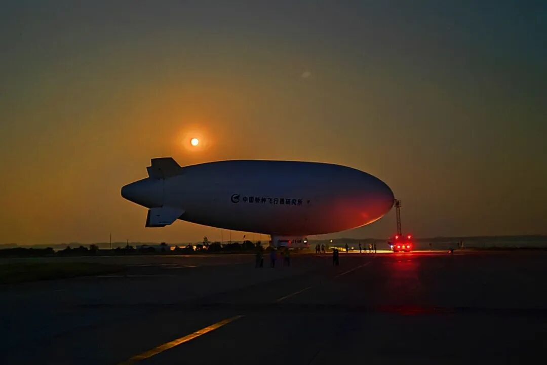 浪漫与力量的交融!当“战鹰”在明月下翱翔展示硬核魅力