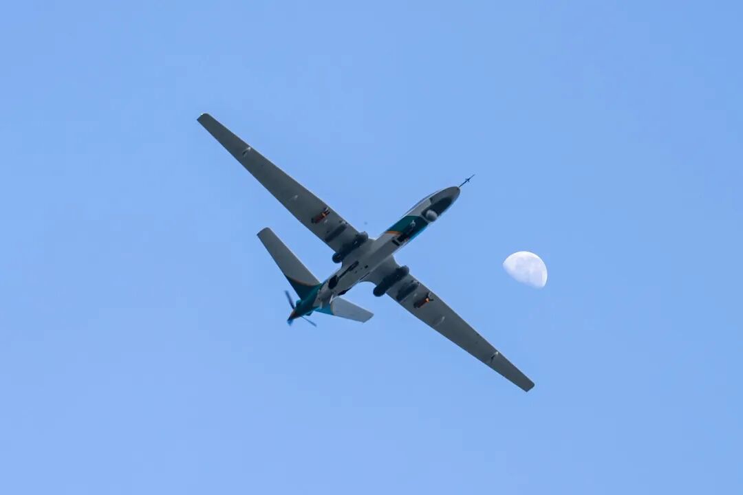 浪漫与力量的交融!当“战鹰”在明月下翱翔展示硬核魅力