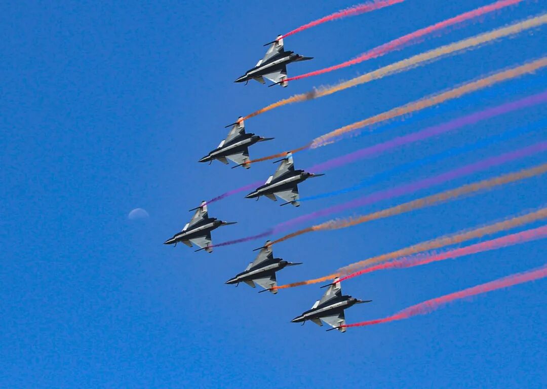 浪漫与力量的交融!当“战鹰”在明月下翱翔展示硬核魅力