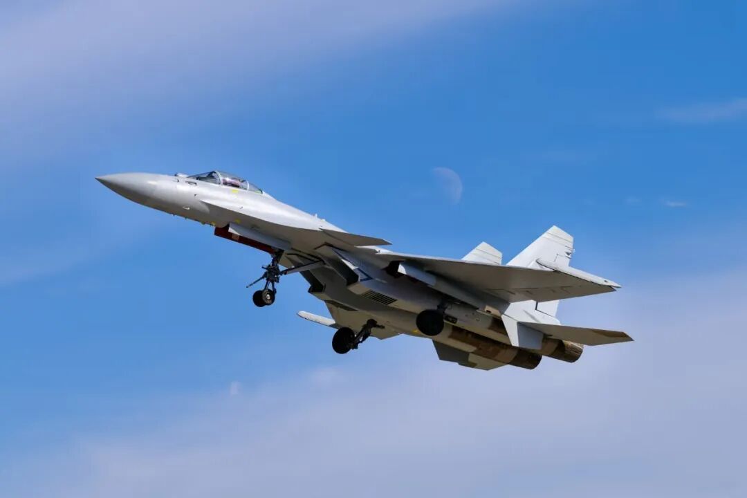 浪漫与力量的交融!当“战鹰”在明月下翱翔展示硬核魅力