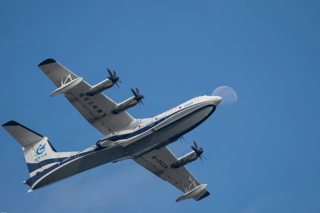 浪漫与力量的交融!当“战鹰”在明月下翱翔展示硬核魅力