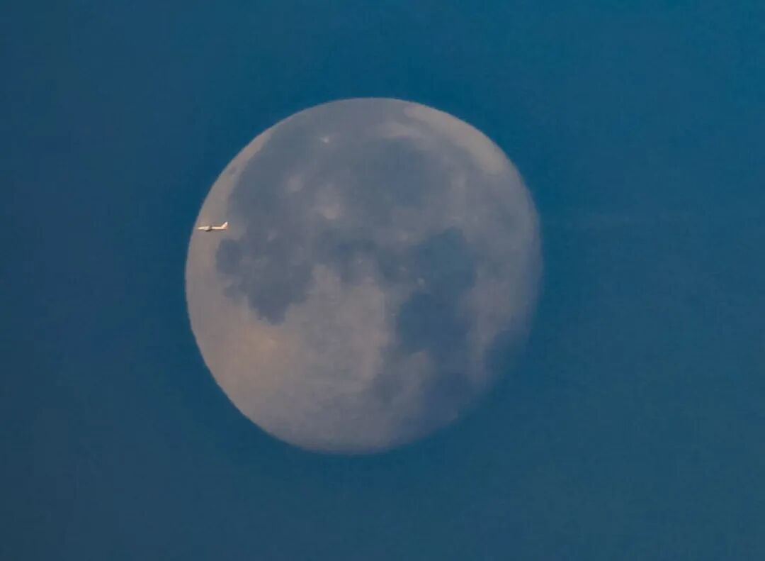 浪漫与力量的交融!当“战鹰”在明月下翱翔展示硬核魅力