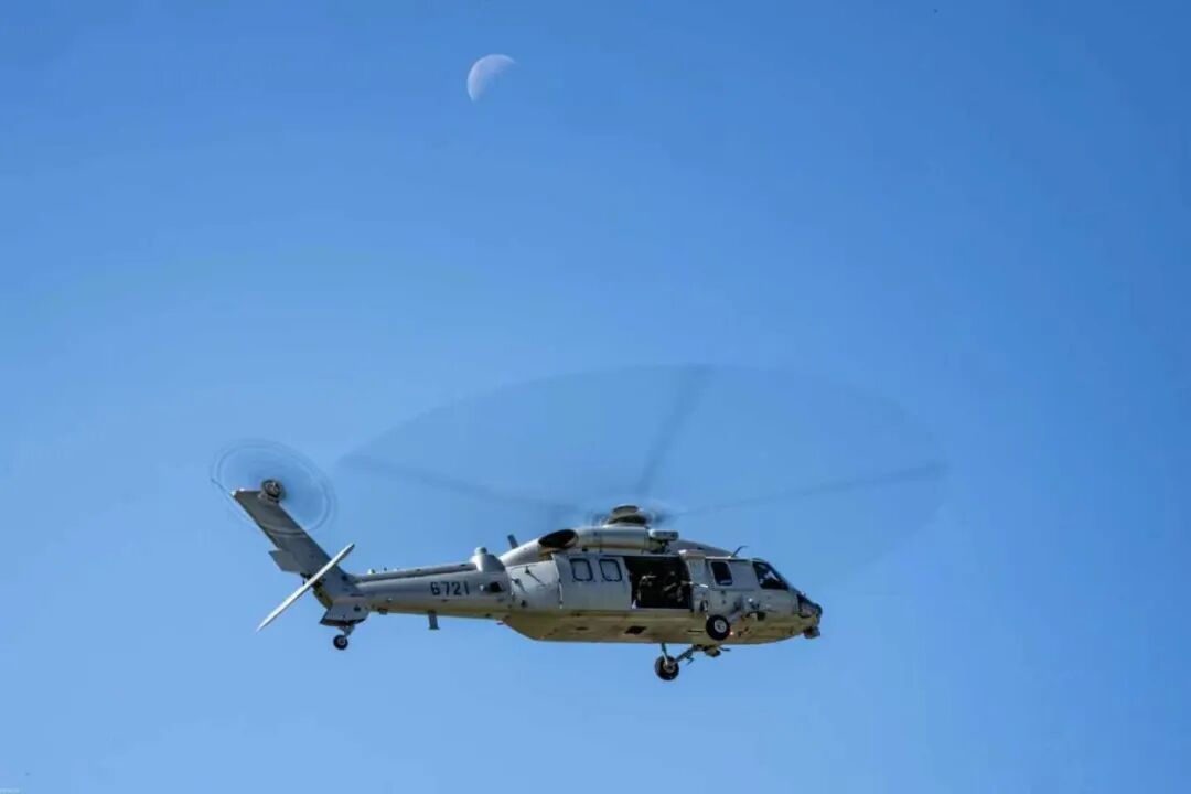 浪漫与力量的交融!当“战鹰”在明月下翱翔展示硬核魅力