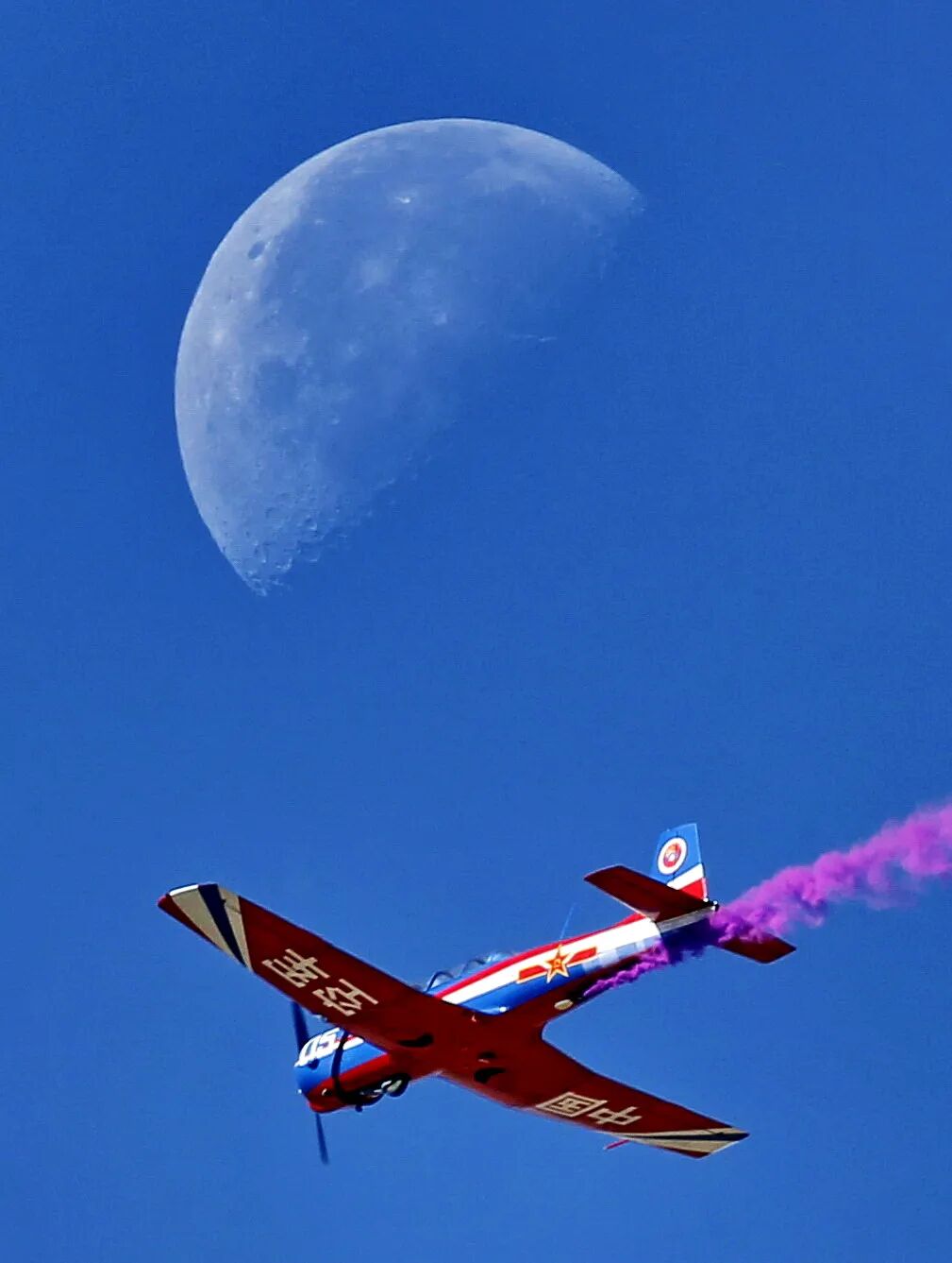 浪漫与力量的交融!当“战鹰”在明月下翱翔展示硬核魅力