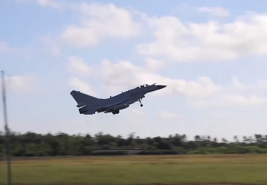 歼-10CE凭什么在战斗中声名鹊起?总设计师首次深度揭秘飞行性能与战术部署! 歼-10CE凭什么在战斗中声名鹊起?总设计师首次深度揭秘飞行性能与战术部署!