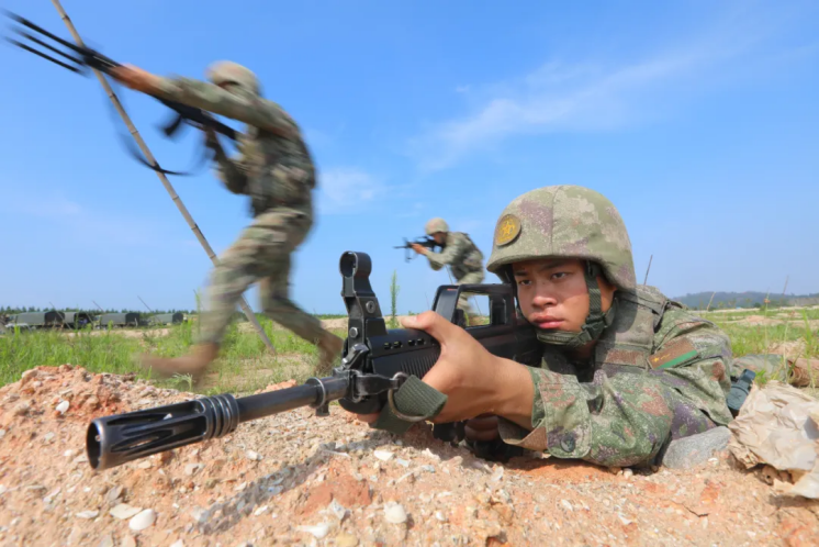 和哥哥携手共进,骄傲走过历史悠久的天安门广场