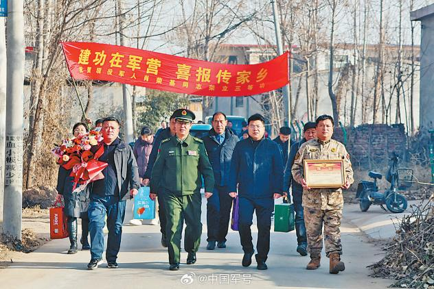 和哥哥携手共进,骄傲走过历史悠久的天安门广场