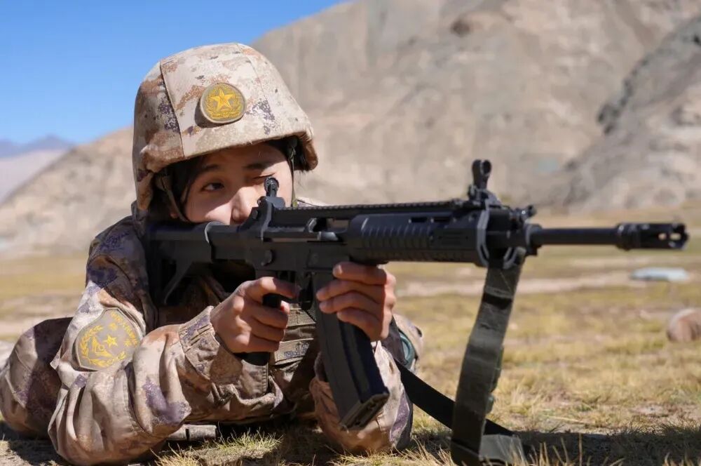 “特级神枪手”中揭示的唯一女性角色,竟是负责医疗救护的勇敢女兵!