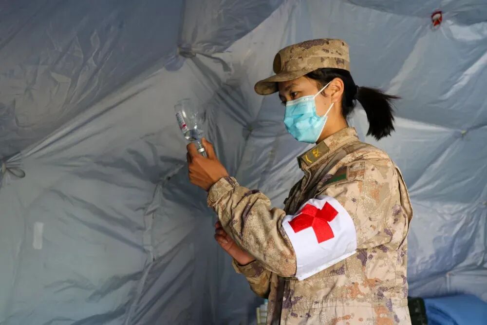 “特级神枪手”中揭示的唯一女性角色,竟是负责医疗救护的勇敢女兵!