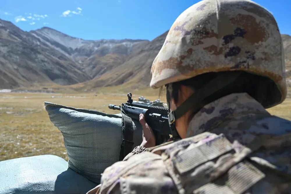 “特级神枪手”中揭示的唯一女性角色,竟是负责医疗救护的勇敢女兵!