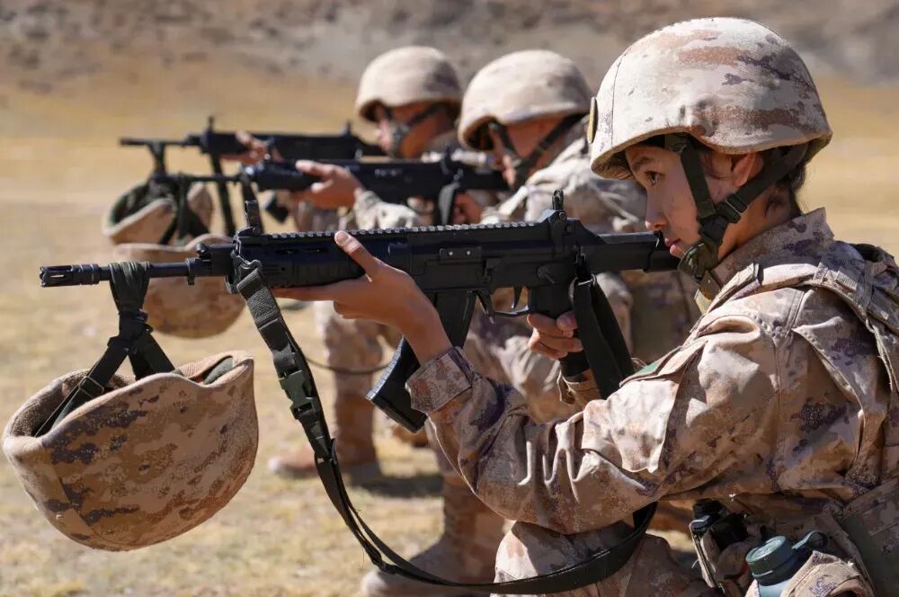 “特级神枪手”中揭示的唯一女性角色,竟是负责医疗救护的勇敢女兵!