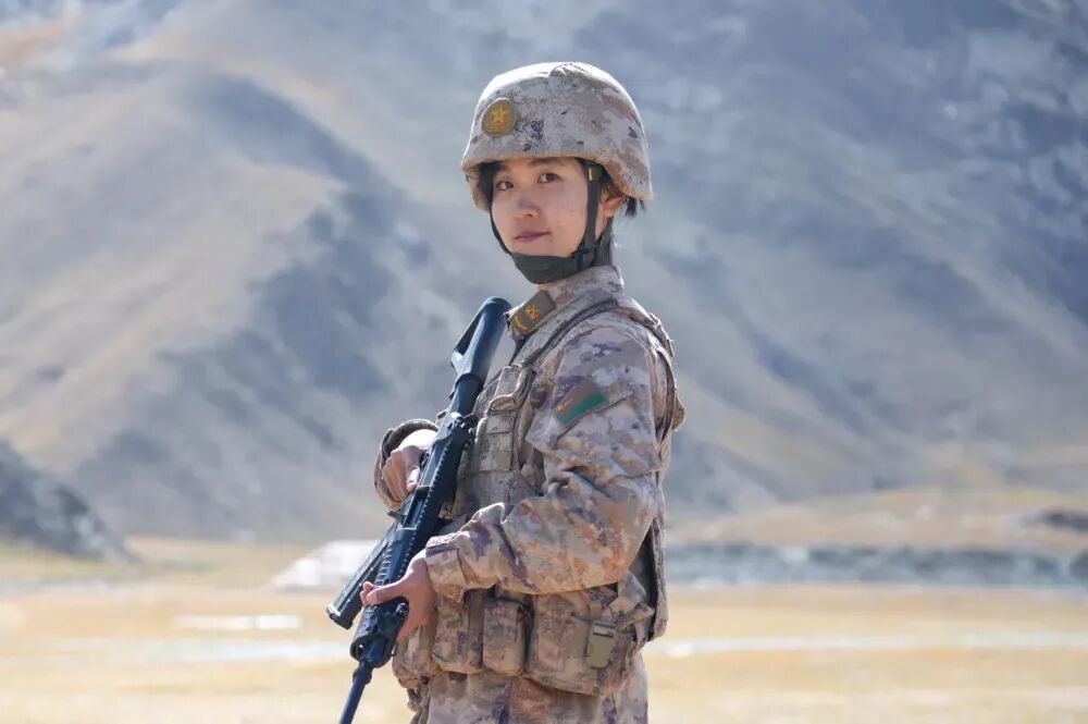 “特级神枪手”中揭示的唯一女性角色,竟是负责医疗救护的勇敢女兵!