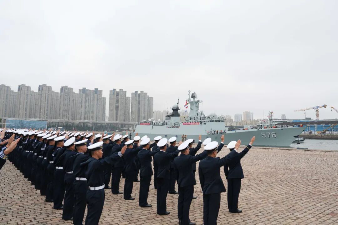 唐山舰、大庆舰、太湖舰,扬帆起航,共同奋进新时代的海洋使命!