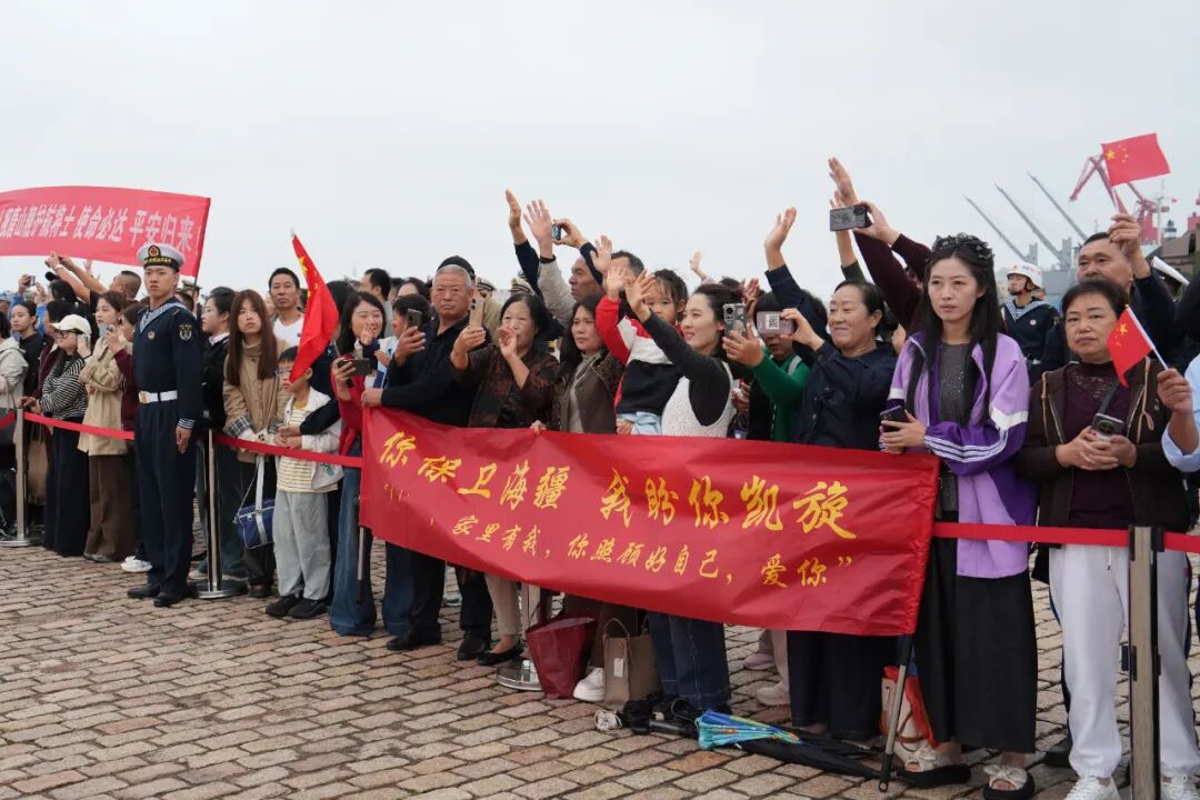 唐山舰、大庆舰、太湖舰,扬帆起航,共同奋进新时代的海洋使命!