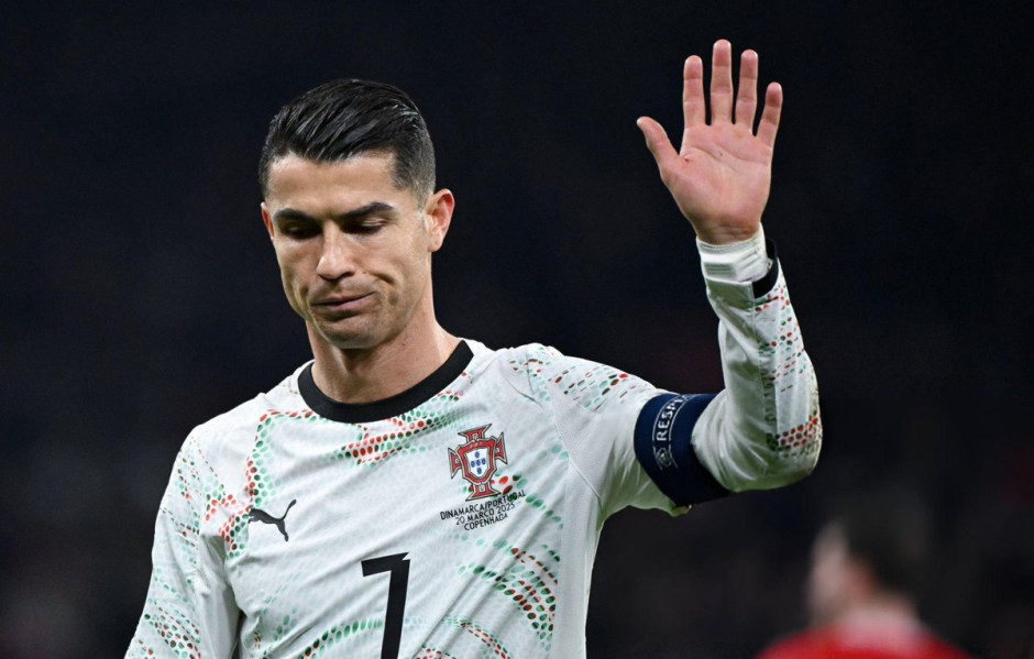 国家队生涯的争议时刻!C罗在第61分钟因肘击被红牌罚下引发热议 国家队生涯的争议时刻!C罗在第61分钟因肘击被红牌罚下引发热议