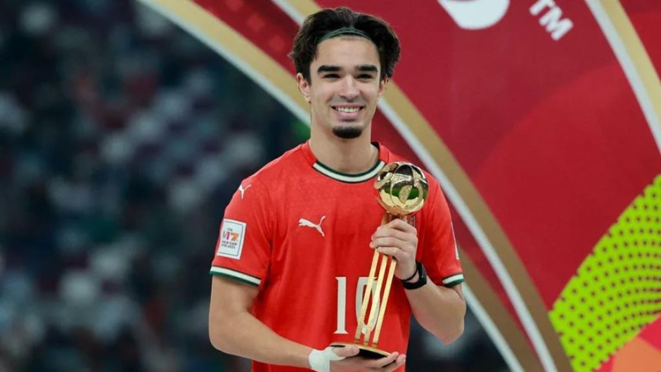 年轻有为!葡萄牙U17中场马特乌斯·米德荣获U17世界杯最佳球员金球奖 年轻有为!葡萄牙U17中场马特乌斯·米德荣获U17世界杯最佳球员金球奖