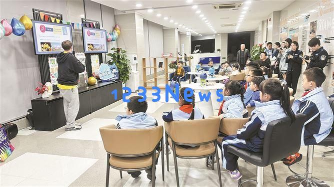 厦门出入境推出“夜办专场”服务大众群众纷纷表示非常贴心