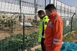 高速公路隔音墙下菜园隐患:村民“见缝插绿”频繁种植仍存安全风险 高速公路隔音墙下菜园隐患:村民“见缝插绿”频繁种植仍存安全风险