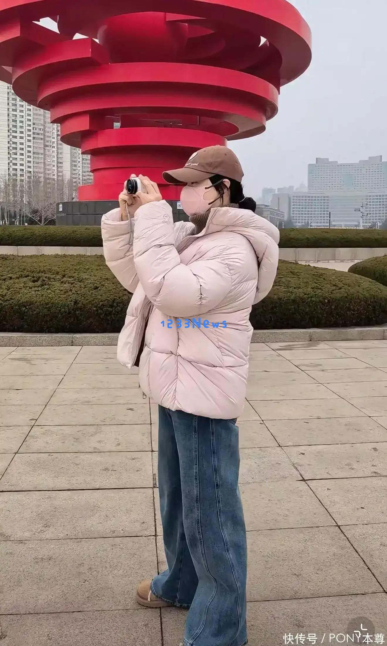 42岁蒋欣身材大变样,短款羽绒服搭配牛仔裤,度假美照让人惊艳,真是越来越美丽了!