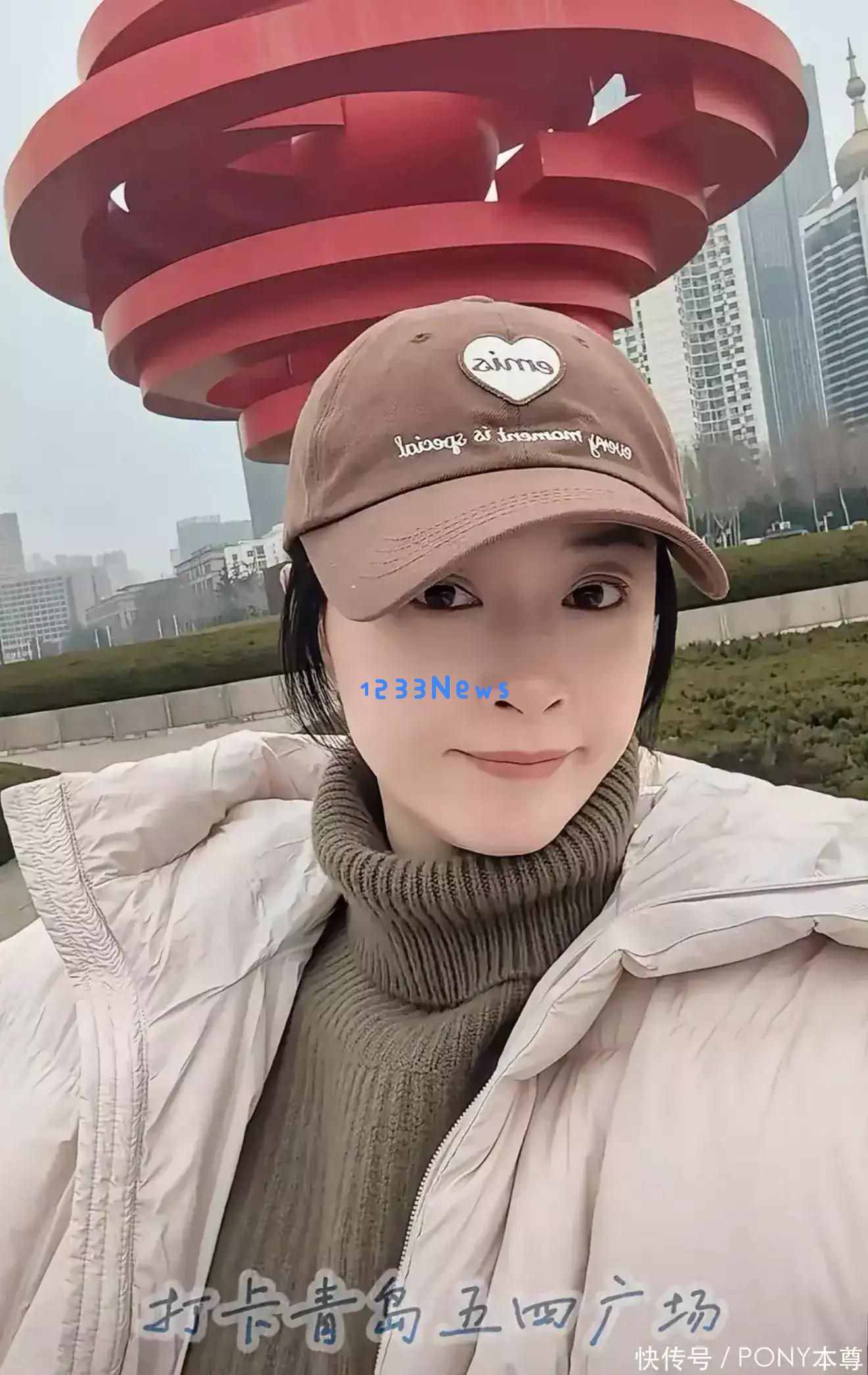 42岁蒋欣身材大变样,短款羽绒服搭配牛仔裤,度假美照让人惊艳,真是越来越美丽了!